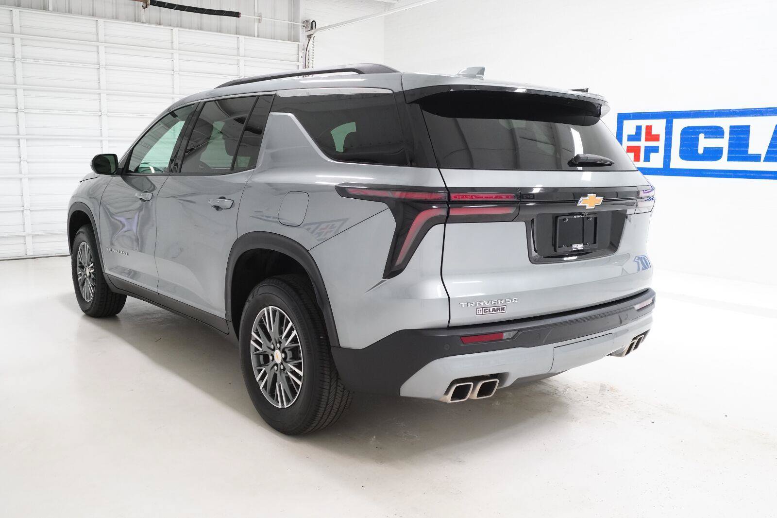 Used 2025 Chevrolet Traverse LT FWD image 29