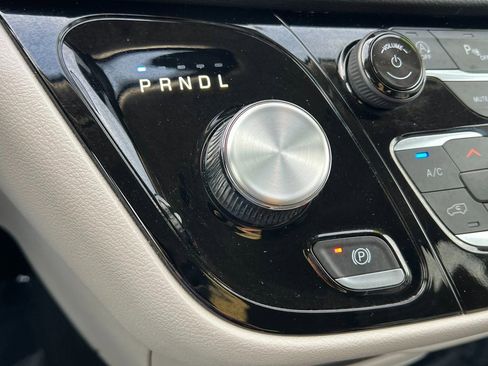 Certified 2024 Chrysler Pacifica Touring-L image 32