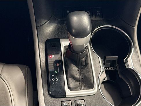 Used 2017 Toyota Highlander XLE AWD/4WD image 25