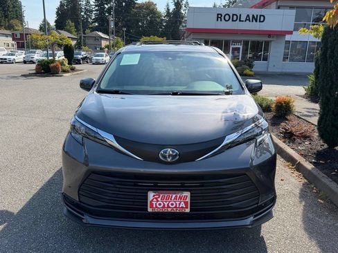 Used 2025 Toyota Sienna LE w/ LE Plus Package FWD image 6