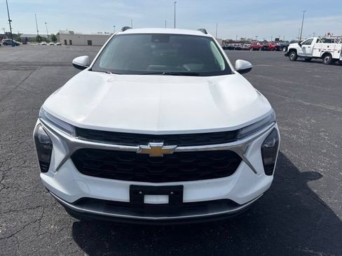 Used 2025 Chevrolet Trax LT w/ LT Convenience Package FWD image 2