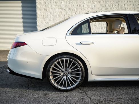 Used 2022 Mercedes-Benz S 500 4MATIC w/ AMG Line Package image 15