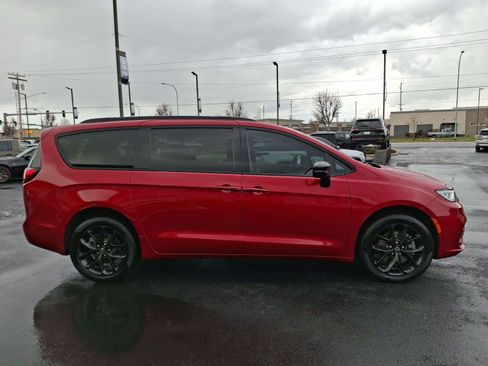 New 2026 Chrysler Pacifica Limited w/ S Appearance Package image 2