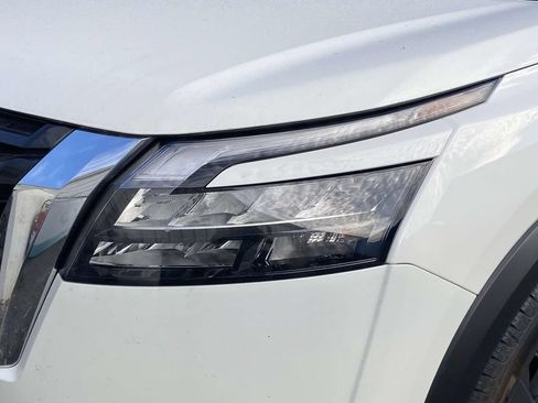 Used 2025 Nissan Pathfinder SV FWD image 4