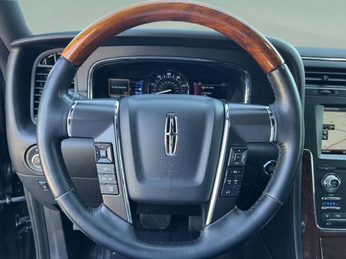 Used 2015 Lincoln Navigator 2WD image 10