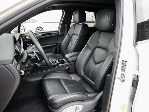 Certified 2022 Porsche Macan AWD/4WD image 5