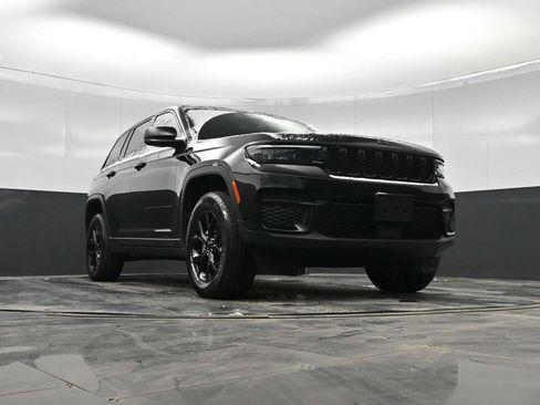 Used 2024 Jeep Grand Cherokee Altitude image 29