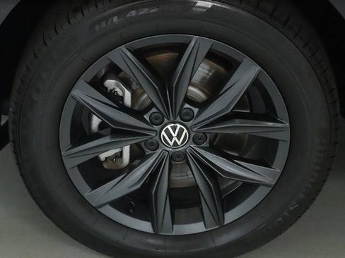 Certified 2024 Volkswagen Tiguan SE AWD/4WD image 40