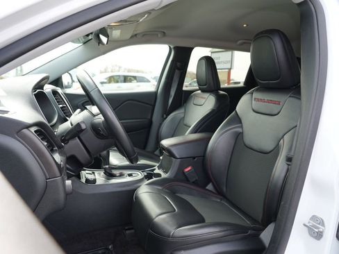 Used 2019 Jeep Cherokee Trailhawk AWD/4WD image 12