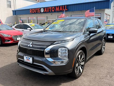 Used 2025 Mitsubishi Outlander SE image 4