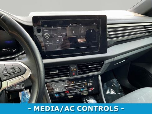 Used 2025 Volkswagen Jetta Sport FWD image 9