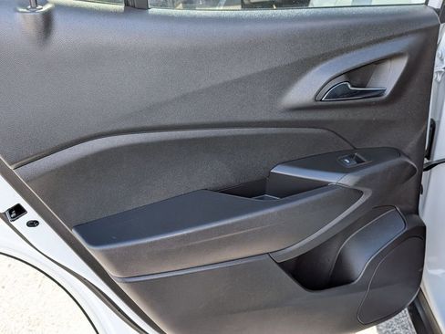 Used 2025 Chevrolet Trax LT w/ LT Convenience Package FWD image 25