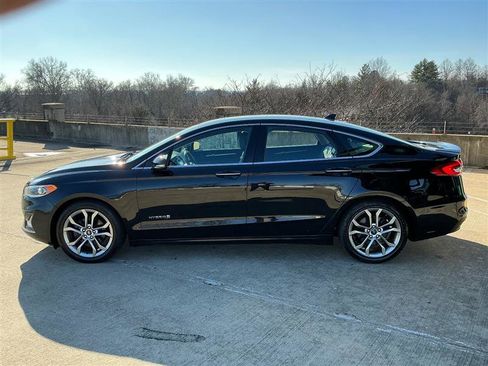 Used 2019 Ford Fusion Titanium image 3