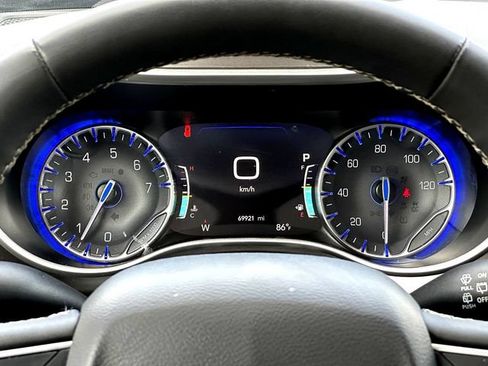 Used 2024 Chrysler Pacifica Touring-L FWD image 24