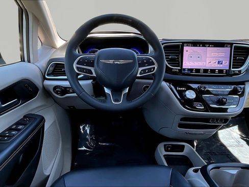 Used 2024 Chrysler Pacifica Touring-L FWD image 8
