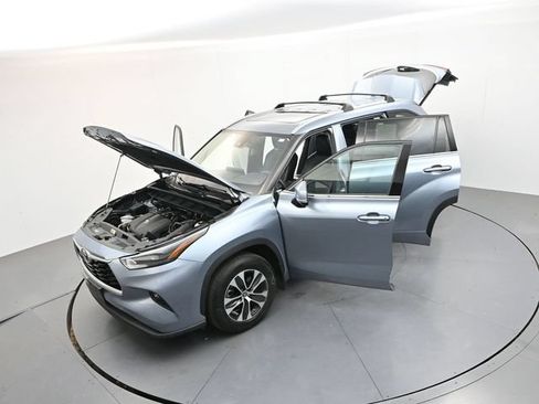 Used 2022 Toyota Highlander XLE AWD/4WD image 36