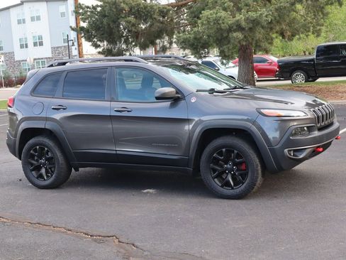 Used 2017 Jeep Cherokee Trailhawk w/ Comfort/Convenience Group AWD/4WD image 2