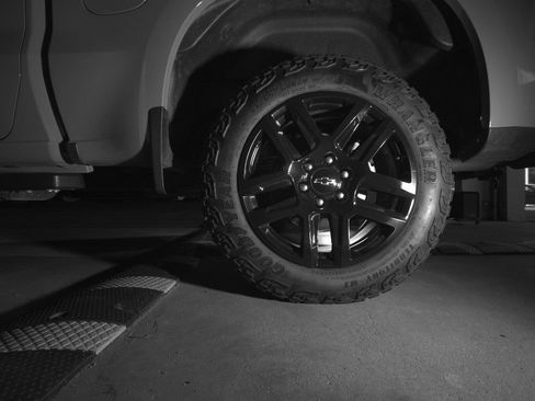 Used 2024 Chevrolet Silverado 1500 Custom Trail Boss w/ Dark Appearance Package AWD/4WD image 8