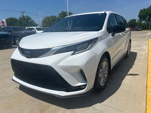 Used 2023 Toyota Sienna XSE AWD/4WD image 3