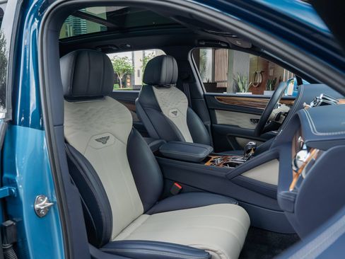 Used 2025 Bentley Bentayga Extended Wheelbase AWD/4WD image 21