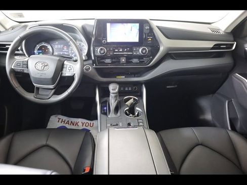 Used 2023 Toyota Highlander XLE AWD/4WD image 19