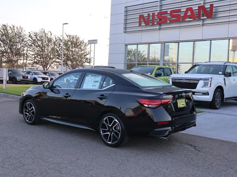 Used 2025 Nissan Sentra SR w/ SR Premium Package image 6