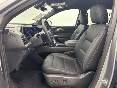 Used 2025 Chevrolet Traverse LT image 23