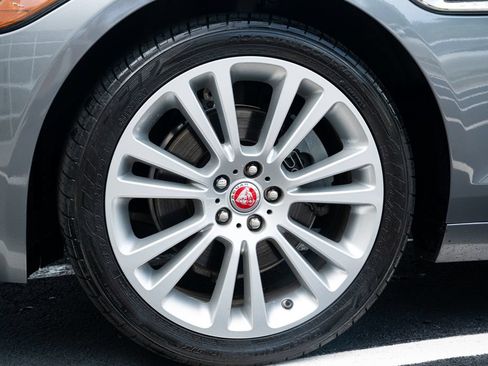 Used 2020 Jaguar XF Premium RWD image 21