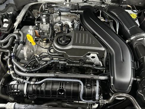 Used 2022 Volkswagen Taos SE w/ Panoramic Sunroof Package image 7