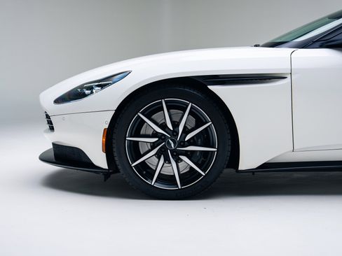 Used 2020 Aston Martin DB11 Volante image 14