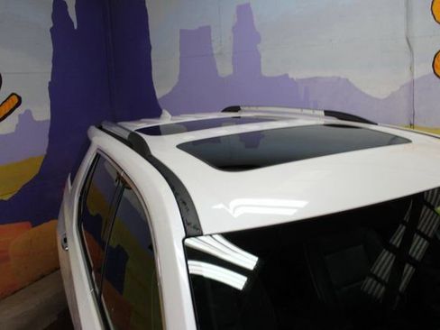 Used 2023 Chevrolet Traverse Premier image 2