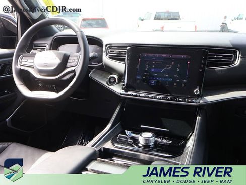 Used 2023 Jeep Wagoneer L Series II image 14