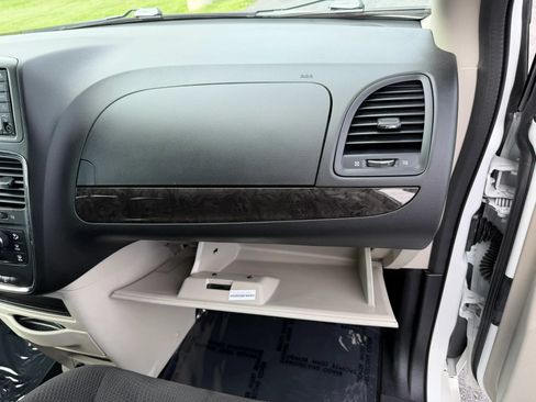 Used 2018 Dodge Grand Caravan SE w/ UConnect Hands-Free Group FWD image 47