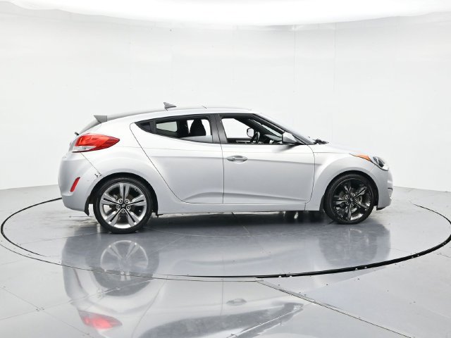 Used 2017 Hyundai Veloster Value Edition FWD image 2