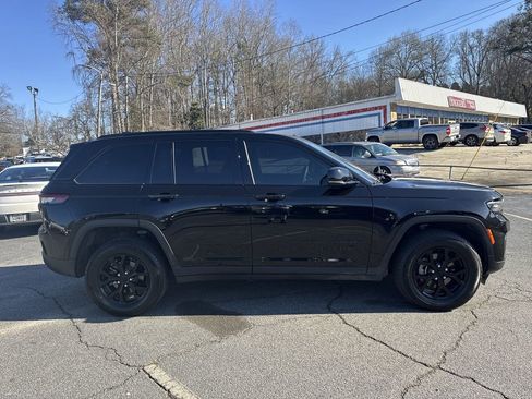 Used 2023 Jeep Grand Cherokee Altitude image 8