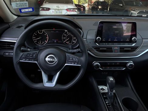 Used 2025 Nissan Altima 2.5 SV FWD image 13
