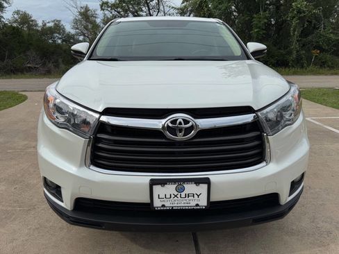 Used 2015 Toyota Highlander Plus FWD image 3