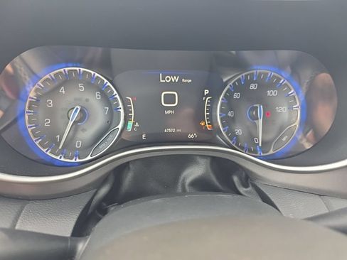 Used 2023 Chrysler Pacifica Touring-L FWD image 17