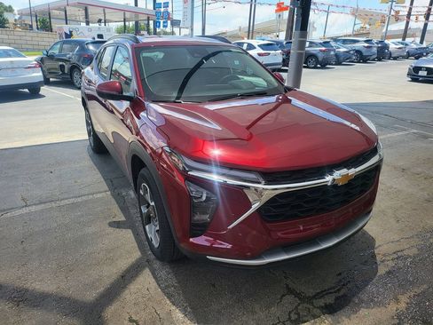 Used 2025 Chevrolet Trax LT w/ LT Convenience Package FWD image 2