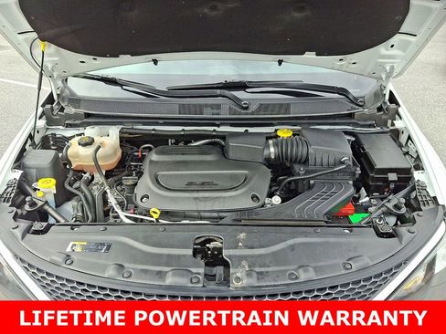 Used 2022 Chrysler Voyager LX image 28