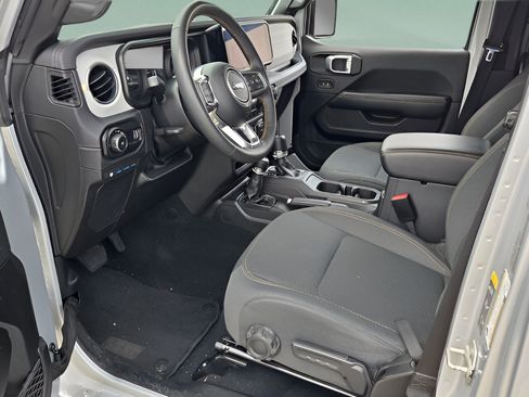Used 2024 Jeep Wrangler Unlimited Sahara AWD/4WD image 19