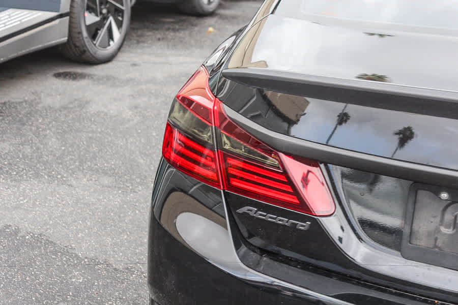 Used 2017 Honda Accord Sport image 8