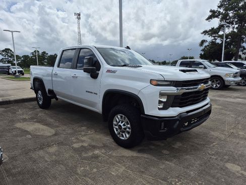 Used 2024 Chevrolet Silverado 2500 LT w/ Convenience Package AWD/4WD image 2