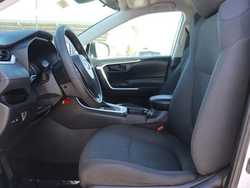 Used 2021 Toyota RAV4 LE image 11