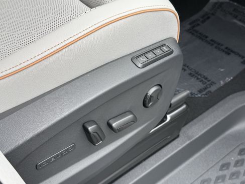 Used 2025 Volkswagen ID. Buzz 1st Edition image 40