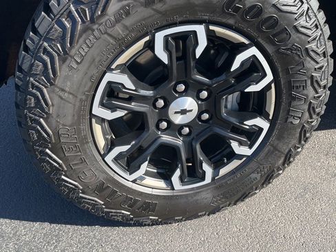 Used 2025 Chevrolet Silverado 1500 ZR2 image 11