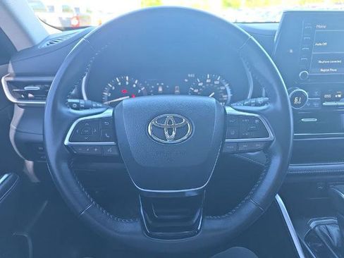 Used 2021 Toyota Highlander XLE AWD/4WD image 24