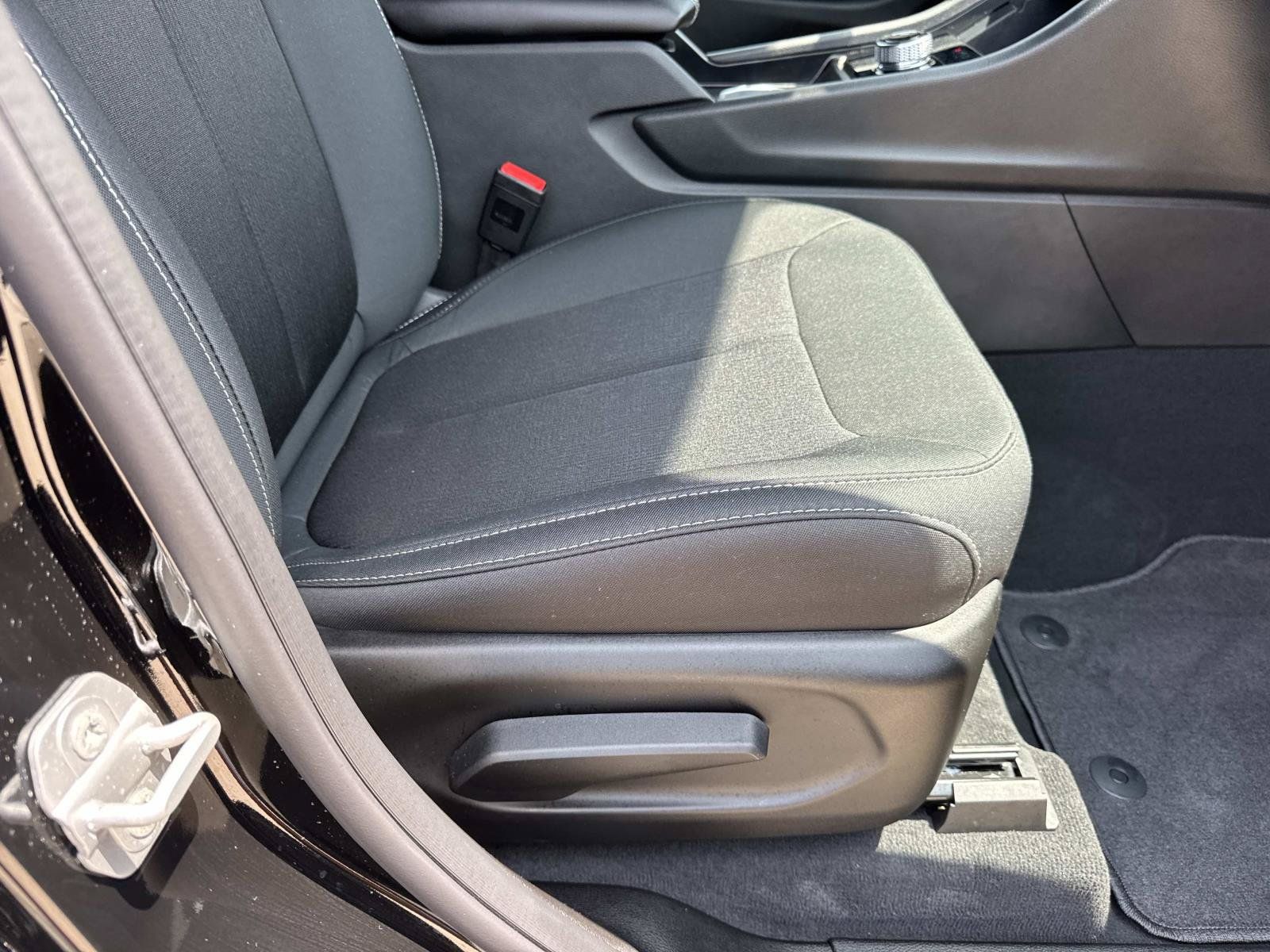 Used 2025 Jeep Grand Cherokee Laredo RWD image 11