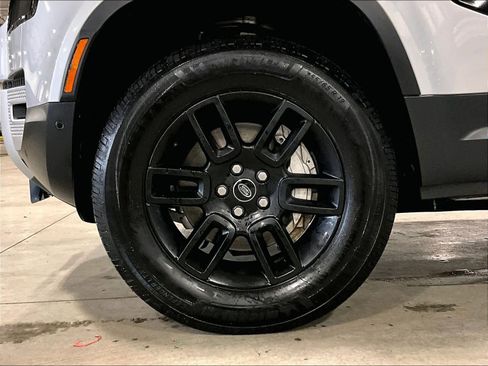 Used 2023 Land Rover Defender 110 SE image 7