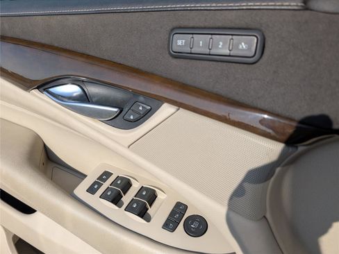 Used 2018 Cadillac Escalade Luxury RWD image 12
